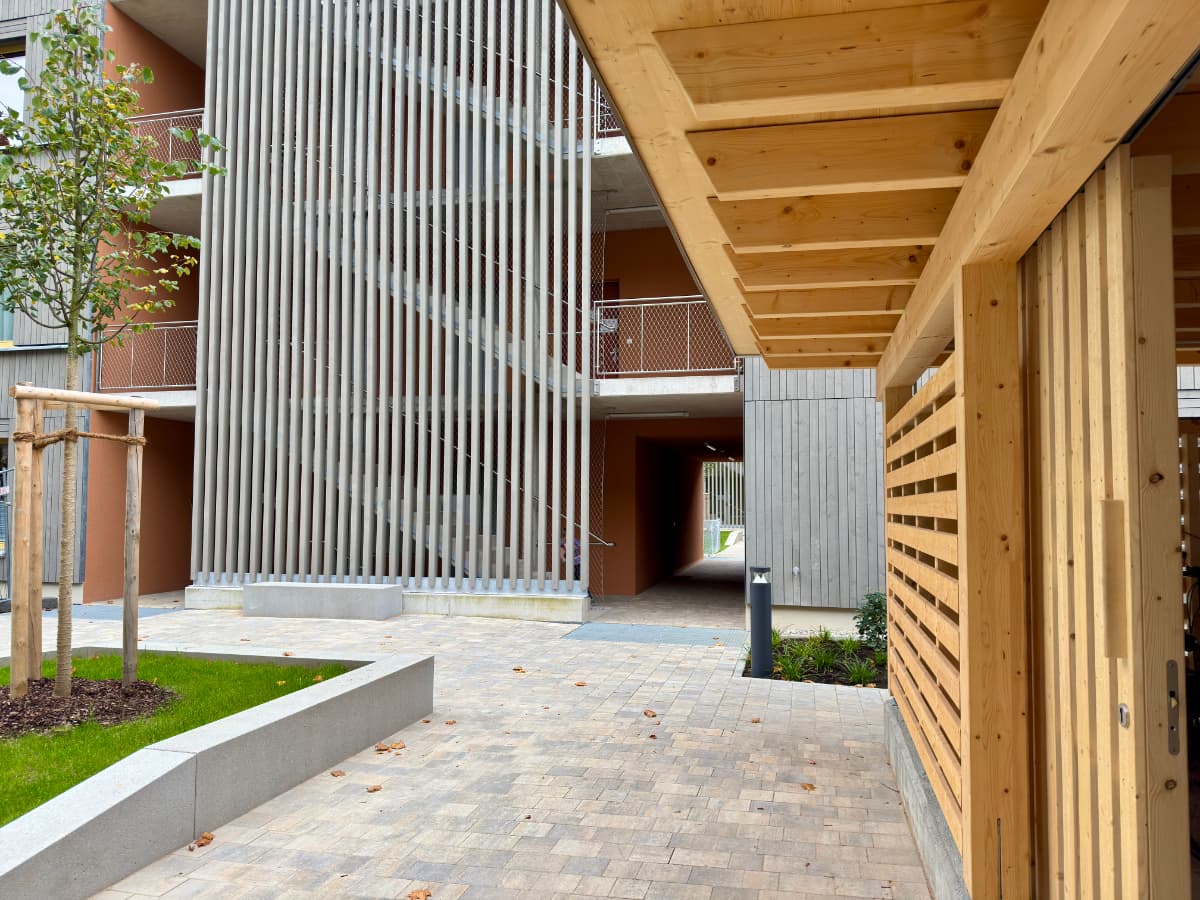 Grüner Innenhof mit gemeinschaftlichen Außenflächen